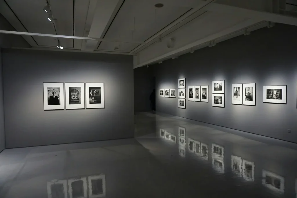 Una exposición colectiva puede impulsar tu carrera más que algunos premios monetarios. Foto de Eric Park.