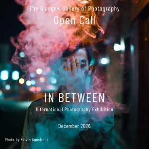 In Between por The Glasgow Gallery of Photography