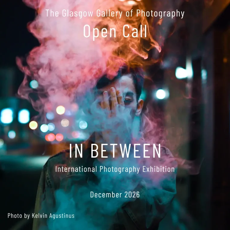 In Between por The Glasgow Gallery of Photography