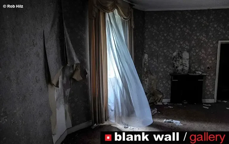 Abandoned Buildings por Blank Wall Gallery